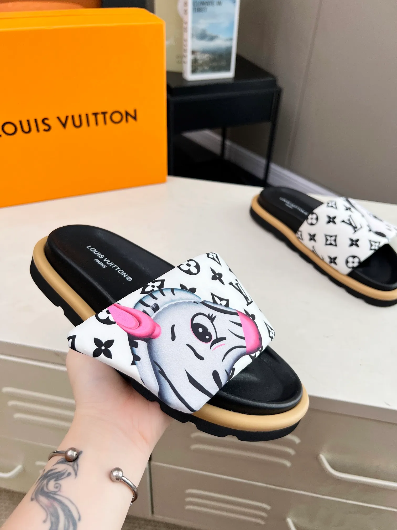 👟👟Ex-factory price 360👟👟 lv donkey brand l home 2024 hot style embossed logo embossed sandals This ol low comfort flat sandals are made of technical fabrics and use high-frequency embossing technology to reinterpret the monogram pattern. Soft padded upper with adjustable Velcro, comfortable and tough insole adds harmonious color ▪️Fabric: Original customized technical fabric ▪️Lining: soft sheepskin lining ▪️Sole: Original open-molded rubber foam outsole Color: .yellow.black▪️